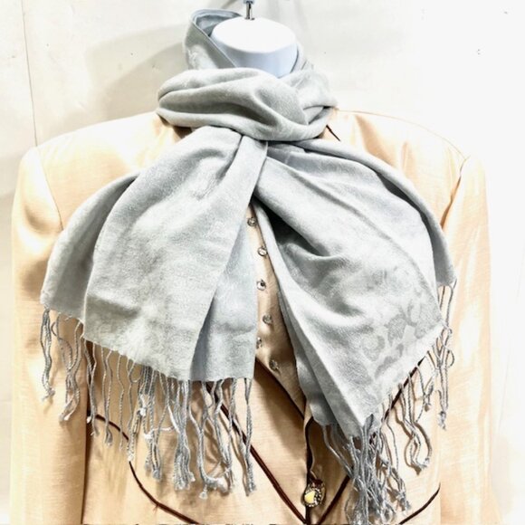 🔥🔥Pierre Cardin 100% Wool Scarf 60" x 20" Silver Metalic Shine Fringe (43) - Picture 1 of 10
